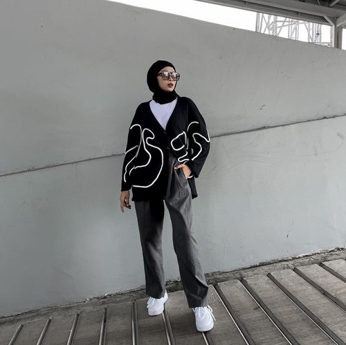 #Repost from Clozette Crew @astrityas. Happy friday🖤Outerwear by @shopatvelvet #weshopatvelvet-#ootd #clozetteid #ootdindo #outfitinspiration #hijablook #hijaboutfit #hijabstyle #hijabfashion #hijabfashionstyle #ootdhijabinspiration #fashiontips #fashioninspiration