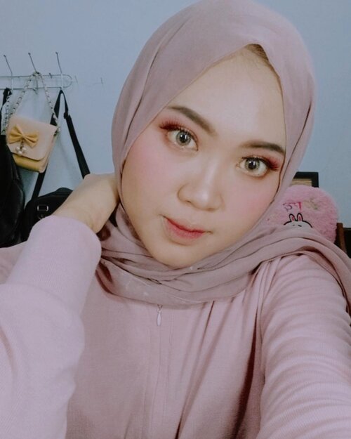 Instagram mutiara_dwa 
Ini terinspirasi dari L'oreal Infallible matte! 
Foundation L'oreal Infallible Pro Matte 120 
Makeup for ever press powder 
Blushon EMINA 
Lipcream L'oreal Infallible  let chocolate
Lip cream makeover 
Eyeshadow Anastasiabh
Concelear mizzu 
Softlens