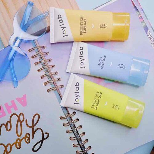 Aku mau review sunscreen dari @joylabbeauty
Aku punya ketiga varian mereka. Udah dipake lama juga, lamaaaa bgt.
.
🌞 Brighter Sunday SPF 50 PA++: dari ketiga sunscreen joylab aku paling suka yg ini. Dia lebih mudah menyerap dan diratakan. Non sticky & greasy feeling. Finishnya matte tapi tidak bikin kulit kering.
.
🌞 Aqua Sunday SPF 50 PA++: this sunscreen isn’t for me. Diaku dia menyisakan whitecast bgt :( terus juga agak susah buat diblend dan menyerap dikulit. Hmm aku cuman make beberapa kali.
🌞Everyday is Sun-day SPF 30 PA++ : cukup mudah diblend jadi cukup cepat menyerap dikulit asalkan kulit dalam keadaan lembap (tapi tidak basah ya). Somehow ada efek tone up dikulitku.
.
.
Dari ketiga sunscreen ini, aku paling suka yang Brighter Sunday lalu Everyday is Sun-Day. Buat pemilik skin tone cerah, ini oke sih. Tapi buat pemilik skintone medium, I’m not really sure. Karna ketiga sunscreen ini masih menyisakan whitecast dan texturenya cukup creamy (terutama yg biru).
.
Tapi terlepas apapun itu, pake sunscreen tetap sebuah keharusan kalau pengen kulitnya bagus dan terhindar dagin penuaan dini. Karna skin damage itu  faktor yg berperan besar adalah sinar UV (UVA & UVB).