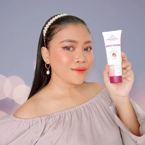 𝐈𝐧𝐭𝐞𝐧𝐬𝐢𝐯𝐞 𝐖𝐡𝐢𝐭𝐞𝐧𝐢𝐧𝐠 𝐁𝐨𝐝𝐲 𝐒𝐞𝐫𝐮𝐦 @whitening_house_original

Ini dia rekomendasi body serum yang memberikan instant fair, yang bisa membantu memutihkan kulit dengan pemakaian bertahap karena mengandung 10 bahan aktif

Key Ingredients : 
🔑 Niacinamide
🔑 Matsuke mushroom
🔑 Morus alba bark
🔑 Apple exctract

Benefits : 
🎯 Mencerahkan kulit
🎯 Memutihkan kulit secara bertahap
🎯 Menekan pigmentasi minimum 2 minggu pemakaian
🎯 langsung menyerap dan bekerja cepat pada kulit

How to use : 
Sangat dianjurkan pemakaian pagi karena mengandung sunscreen (SPF 25) dan instant whitening. Cukup dipakai tipis aja dalam kondisi kulit lembab atau sehabis mandi.

Experience : 
Yang paling aku suka dari body serum ini wanginya calming banget, kayak lulur tapi ada fresh scentnya juga kayak parfume. Teksturnya sendiri memang agak cair, tapi emang ini beda dengan body lotion pada umumnya yang butuh banyak, untuk pakai body serum ini cukup tipis tipis aja, jadi lebih hemat kan. Finishingnya menyerap sempurna, dan hasil akhir untuk kulit, akan putih pinky merona, sangat bagus dipakai dalam jangka panjang 

#pemutihkulit #lulurpemutih #shopeehaul 
#shopee #skincareindonesia #skincarehalal #pemutihbadan #suntikputih