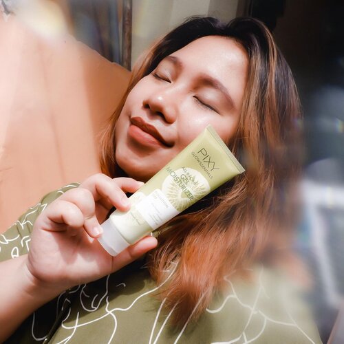 #Repost from Clozetter @reginapitupulu.

Hello! Ada skincare baru dari @pixycosmetics . Kali ini aku lagi pakai yang Pixy Glowssentials Pollution Off. 

Series ini memiliki kandungan utama Kiwi yang mana bagus banget manfaatnya. Aku lagi pakai gel moisturizer dan clay scrub mask mereka.

🥝 Manfaatnya : 
- Melembabkan kulit
- Menjaga dari efek buruk polusi dan bakteri

Skincare mereka ini bisa digunakan untuk semua jenis kulit. Bahkan seperti kulit ku yang cenderung sensitif. 

Aku sudah review di blog aku WWW.REGINAPIT.COM / Klik link di bio aku dan cari aja gambar Pixy ini ya 🥝

.
. 
.
#reginapitcom 
#Clozetteid #bloggermafia #sbybeautyblogger #beautiesquad #batak #bataknese #beautybloggerindonesia #PixyCosmetics #Pixyglowssentials #polutionoff #pixypollutionoff