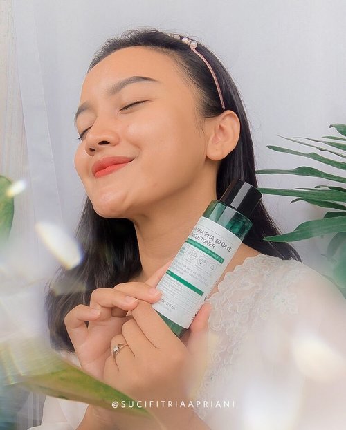 
#Repost from Clozette Ambassador @sucifitriaapriani.

Unbelievable!!!

I have been using Some By Mi AHA-BHA-PHA 30 Days Miracle Toner for 2 weeks and it’s a really great toner that I will continue to use..

This Toner contains 10,000ppm of genuine tea tree essence which is claimed to soothe skin irritation, control sebum, gently exfoliate dead skin cells, fight acne, wrinkle improvement and maintain skin moisture..

I have sensitive combination skin and this product did not irritate my skin. it has a watery formula, absorbs quickly and not sticky. And i love the minty scent which is refreshing and calming at the same time..

I didn't have any serious skin problems, just some stubborn acne scars and excess oil which was quite annoying. But now my skin feels so clear, healthier, the texture is getting smooth, hydrated and more radiant than before..

I also use AHA BHA PHA 30 Days Miracle Cream after using this toner for optimal results..

Where to buy 
👉🏻 @somebymi.official_id 
👉🏻 https://shp.ee/yggmz3j

#somebymiindonesia #reviewsomebymiindonesia #somebymimiracle #blogger #beautyblogger #beautybloggerindonesia #indobeautygram #indobeautyblogger #beautygram #indobeautygram #instabeauty #koreanskincare #hometownchachacha #hongbanjang #kimseonho #skincare #clozette #clozetteid #photooftheday #photography #miracle #beautyinfluencer