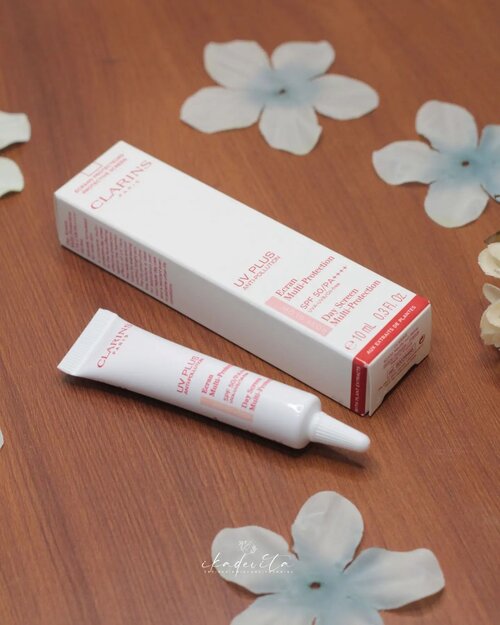 Produk ini sebenarnya bonus dari Clarins atas akumulasi pembelanjaan tertentu, jadi bukan ukuran full sizenya. Tapi isinya lumayan banyak, jadi aku review dari hasil pemakaian aku yah. Untuk wadah aslinya ukuran full size lebih besar dari ini dan bentuknya botol bukan tube.

Clarins UV Plus Anti-Pollution ada 3 varian: Lavender, Rosy dan Translucent. Aku punya yang varian "Rosy Glow", berwarna pink, jadi bikin wajah bersemu dan glowing tapi nggak minyakan ya. Teksturnya cair dan nggak lengket sama sekali.

Bisa kubilang ini sunscreen paling ringan yang pernah aku pakai karena bener-bener nggak kerasa dan karena cair, dia pun mudah diserap oleh wajah. Aromanya lembut banget, aku suka. 

Ukuran full sizenya 50ml dengan harga Rp. 1.040.000,- .
Aku cek di marketplace banyak yang jual mini sizenya, buat kalian yang penasaran boleh coba dulu, tapi pastikan kalian beli di store yang sudah terpercaya yah.

Tertarik untuk mencoba? Komen yuk sunscreen favorite kalian😊

#sunscreenspf50
#sunscreeneveryday
#sunscreenreview
#clarins #clarinsuvplus
#clarinsskincare
#clarinsindonesia
#myclarins #sunscreenalways #sunscreenlife #sunscreens #tabirsurya #skincarereviewindonesia #skincareroutine #skincareproduct #skincarejunkie #skincarereview #skincarelover #skincare