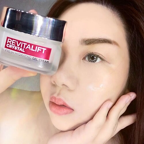 #Repost from Clozetter @Mgirl83.

Crystal clear skin? Yes we can! With L'Oreal Paris Revitalift Crystal Gel Cream!

I've been using (and loving) this new product from L'Oreal Paris in the past 2 weeks and i love how it makes my skin so bouncy and well moisturized with its lovely light gel texture. I was surprised at how deep moisturizing it is despite its light formula. I think the name crystal gel cream really perfectly describes the product!

L'Oreal Paris Revitalift Crystal Gel Cream contains pore minimaizing Salicylic Acid that can penetrates up to 10 layers deep for crystal clear skin all day long. 

Its benefits includes :
* Gives skin moisture replenishment for  24 hours hydration.
* Improve skin texture with 17% refinement after just 5 minutes.
* Oil control (-38% sebum reduction ).
* Pore minimizing.
* Keep skin radiant.

Totally enjoyed this product and if you're interested to give it a try, do it today as they are having 12% off at their official @shopee_id store (link at bio)!

@getthelookid

#reviewwithMindy #skincarereview #SbyBeautyBlogger #BeauteFemmeCommunity #clozetteid