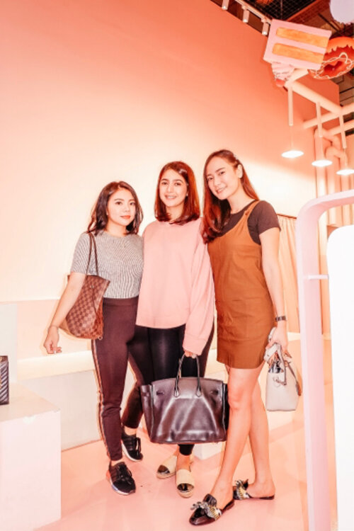 With pretty ladies kak @nsyakieb85 and @intanmita at @motomotoid_ 🖤😘🤗 Btw berasa kayak tangga yak 😂😂🤦🏻‍♀️🤦🏻‍♀️
————————
.
.
.
.
.
.
.
.
#clozetteid #lifestyleblogger #blogger #instagram #bestoftheday #goodvibes #ootdwomen #style #ootd #storytelling #stylish #chic #indoblogger #indonesianblogger #ootdindo #ootdindonesia #lookbookindonesia #ootdindokece #influencer #openendorsement #opencollab #love #KOL #contentcreator #motomotoid #motomoto