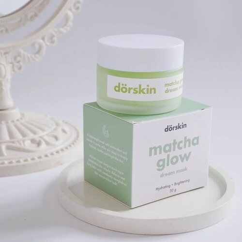 Matcha Lovers 🍵 merapat! 

Aku baru aja coba produknya @dorskin_id yaitu Matcha Glow Dream Mask! 

Ini sleeping mask yang sangat ringan dan lembut. Kandungan matcha yang kaya antioksidan bekerja menghidrasi dan menutrisi kulit selama kita tidur. 

𝙆𝙚𝙮 𝙄𝙣𝙜𝙧𝙚𝙙𝙞𝙚𝙣𝙩𝙨
🌱Green Tea
🌱Aloe Vera
🌱Centella Asiatica
🌱Arbutin
🌱Glycerin 

𝙏𝙚𝙭𝙩𝙪𝙧𝙚 & 𝙁𝙧𝙖𝙜𝙧𝙖𝙣𝙘𝙚
Seperti klaimnya, masker ini tergolong ringan untuk sleeping mask. Teksturnya gel lembut berwarna hijau. Aku suka banget sama wanginya, menurut aku wanginya lembut, calming, aromaterapik deh pokoknya. Cocok banget dipake di malam hari dimana udah lelah banget dan butuh relaxation time. 

𝙑𝙚𝙧𝙙𝙞𝙘𝙩
Matcha Glow Dream Mask ini bekerja dengan baik melembabkan kulit semaleman. Di pagi harinya juga nggak ada residu yang lengket-lengket khas sleeping mask dan it seems it seeps perfectly to the skin. I woke up with plumpy and glowing skin! IMHO ini recommended banget sih buat dry skin.

Rating: 9/10 👌

#vsco #localpride #localskincare #skincarelokal #skincarereview #reviewskincare #skincareblogger #skinstagram #beautybloggerindonesia