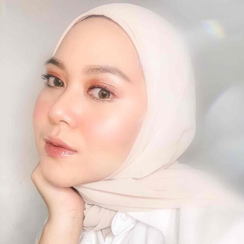 Dalam rangka mau belajar makeup pakai brush dan sponge lagi karena selama ini lebih sering apply pakai jari, ternyata hasilnya emang bisa jauh lebih rapi yaa.Dan seneng banget deh nemuin brush local brand yang kualitasnya gila-gilaan bagusnya (I think it’s the most worth beauty item that I purchased in 2020 so far - lebay but true), agak norak karena terakhir beli brush tuh aku 3 tahun lalu jadi kaget sekarang kualitas brush local brand bisa segitunya 😂Bahkan menurutku dari segi kehalusan brushnya is waaay better than Real Technique atau Sigma yang selama ini aku pakai, ada yang bisa tebak ga kira-kira brand apa?