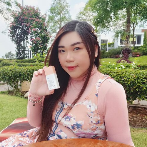 

#Repost from Clozetter @Mgirl83.

Sunscreen that works as a tone up cream at the same time - a product for people who wants to cut their getting ready process : @keenoniks Rosy Tone-Up Sunmilk !

I'm sure most of you are like me, on a day to day basic you cannot be bothered with layer upon layer of skincare and makeup products, that's why i love dual or even triple functioning products like this Rose Tone-Up Sunmilk that triples as a sunscreen, tone up cream (it brightens up my skin and makes my skin tone more even) and makeup primer (it gives a smooth appearance and feeling on the skin, making makeup application smoother and the result more flawless).

It has a runny but at the same time kinda thick texture (milky, like its name), it's the type that is a little bit sticky when you first apply it so you need to work a bit to smooth it out, but leaves your skin velvety smooth without leaving any stickiness nor greasiness behind. It definitely feels light and comfortable on the skin, but personally i do find it makes my skin quite oily after a few hours so i wouldn't rely on it for oil control ofc 

The color of this sunmilk is milky-peachy, this type of shade in a sun protection products makes it more natural looking on the skin as it leaves no white cast nor making your skin looks ashy.

I agree with most of the claims they stated except the "offering a the benefits of a light-to-medium foundation because although it is tinted and slightly thicker, i don't think it has enough coverage to even compare to tinted moisturizer, let alone foundation (of any level of coverage 😅). You shouldn't put this on and expect to look like you have any base makeup on, but if you don't have a lot of blemishes, you can wear it and go as it makes your skin brighter and smoother for sure.

Anyway, you can grab yours at my Charis Shop (Mgirl83) for a special price or type
https://bit.ly/RosySunmilkMindy83
To directly go to the product's page 😉.

@hicharis_official @charis_celeb
@charis_indonesia
#charisceleb #charis 
#hicharis #reviewwithMindy #beautefemmecommunity
#koreancosmetics #clozetteid #sbybeautyblogger #keenoniks #keenoniksrosytoneupsunmilk
#sunmilk #skincare #sunscreen