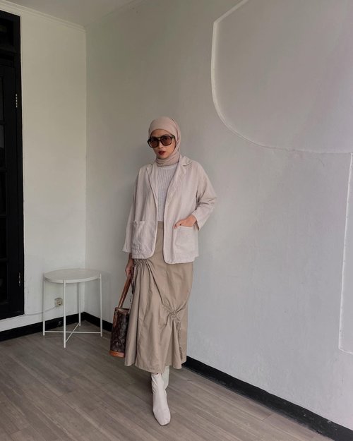 #Repost from Clozette Crew @astrityas. Happy weekend🫶🏻🤍
Outerwear by @commonstatement_ ✨
-

#ootd #clozetteid #ootdindo #outfitinspiration #hijablook #hijaboutfit #hijabstyle #hijabfashion #hijabfashionstyle #ootdhijabinspiration #fashiontips #fashioninspiration