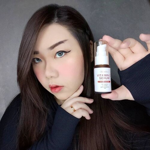 #Repost from Clozetter @Mgirl83. 


Kalau kalian sering mantengin stories aku, kalian pasti tau sejak vaksin pertama aku langsung bermasalah sama allergy. Allergy aku tuh nyebelin banget, dia flare up mainly di wajah gitu jadi bentol-betol gede-gede kayak di gigit nyamuk dan lama-lama bisa jadi jerawat/mengering sendiri jadi hitam. 

Karena itu aku focus banget ngilangin bekas allergy yang nyebelin itu, dan produk yang bantu banget untuk memudarkan noda hitam dan membantu kulitku jadi rata dan lebih cerah maksimal itu adalah Vitamin C Serum nya @elsheskin ini.

Dengan kandungan Ethyl Ascorbic Acid (bright booster), Lecithin (emollient), Citric Acid (mengangkat sel kulit mati dan merangsang pergantian sel kulit) dan Tocopheryl Acetate (Vit E), serum ini nampol banget untuk mencerahkan sekaligus menghidrasi dan melembutkan kulit.

Aku suka mekanisme pumpnya yang memudahkan menakar pemakaian (i like to be a bit generous with this serum so i usually use 2 pumps for my whole face and neck), texturenya gel kental yang butuh waktu lebih untuk gets absorbed into the skin,  awal-awal pemakaian aku merasa dia agak sticky tapi kalau sudah meresap ngga ada greasy residue kok. Dia juga ngga heavy sama sekali jadi nyaman untuk di layer.

Serum ini sangat baik di pakai di pagi hari karena kaya akan antioksidan, tapi dia bisa banget di pakai pagi dan malam. Saat ini aku makenya pagi dan kalau malam di layer dengan Active Rejuvenating Night Serum (yang akan aku bahas soon).

Aku sih suka banget sama Vitamin C Serum nya Elshe Skin ini, hasilnya bagus banget di kulit aku yang oily, tapi buat yang acne prone (juga buat yg kulitnya sensitive karena Ethyl Ascorbic Acid punya potensi menyebabkan iritasi di kulit sensitive. Tapi kulit aku sensitive dan sama sekali ngga ada masalah sih, bahkan ga ada rasa tender atau clekit2 sama sekali di aku)
karena mungkin harus hati-hati ya karena kebanyakan yang acne prone sensitive sama vit c meskipun ngga semua.

So far aku udah cobain 4 macem serum dari Elshe Skin dan heran deh, semua cocok 😅. Kalau lalian sudah pernah cobain serum Elshe Skin yang mana? 

#reviewwithMindy #beautefemmecommunity
#clozetteid #sbybeautyblogger #startwithsbn #socobeautynetwork