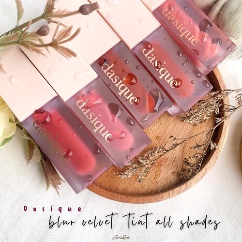 #Repost from Clozetter @oktaritami.


Udah liat reels untuk @dasique_official Blur Velvet Tint yang aku posting bulan lalu? Sekarang giliran review lengkapnya ya (ada lip swatchesnya juga!)
.
🐔 Packaging 🐔
Kemasannya mirip dengan Water Gloss Tint, mulai dari box sampai tubenya. Bedanya, kemasan WGS lebih clear dan transparan sedangkan kemasan BVT lebih doff dan blur
.
Hasil swatch di tangan dan bibir bisa cek di slide 3-4. Teksturnya creamy. Gampang diratakan di bibir dan ga patchy. Smooth banget. Sesuai namanya, hasil akhirnya velvet (terlihat matte tapi ga matte). Ga transferproof. Bukan hal yang perlu dipermasalahkan karena masih bisa di touch up. Dan lagi, bakalan ada sisa stain di bibir. Jadi ga langsung hilang total warnanya
.
Bisa aku akuin, lip product dari @dasique_global ini cakep banget!!! Aku udah coba 3 seri dan semuanya aku rekomendasikan ke kalian, mulai dari Water Gloss Tint, Blur Velvet Tint, dan Soft Velvet Lipstick 💋
.
Produk ini udah tersedia di @hicharis_official dan berlaku local shipping (dikirim dari Indonesia, bukan Korea). Harga diskon bisa didapat melalui link dibawah ini 👇🏻
.
Blur Velvet Tint
http://hicharis.net/tamioktari/1DZn
.
@charis_indonesia #CHARIS #hicharis #dasique #kbeauty #koreanmakeup #koreanstyle #koreanbrand #ClozetteID #lipproductjunkie #lipcreammatte