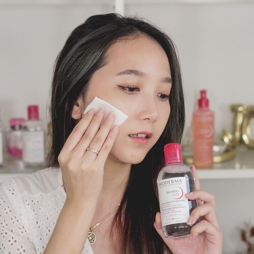 #Repost from Clozetter @piccha. Lebih dari 6 tahun menggunakan micellar water @bioderma_indonesia Sensibio H2O.

Alasan kenapa memilih bioderma?
⭐️Membersihkan dan Merawat Kulit
fokusnya bukan hanya membersihkan kulit tapi juga bisa merawat kulit.
⭐️Menggunakan air termurni
memiliki kadar ph yang cocok untuk kulit dan menggunakan air murni selevel air infus
⭐️Cocok untuk Kulit Sensitif
buang yang punya kulit sensitif harus pintar memilih pembersih yang gabikin kulit kalian breakout

Review lengkapnya check youtube : piccha

#BiodermaIndonesia #Cleanse&Soothe #SensibioH2O #MicellarWater #BiodermaXClozetteID #ClozetteID
 #review #piccha