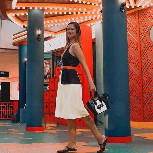 #Repost from Clozetter @rummy.


Happy Sunday ...
Weekend kalian kemana nih ?!? 
...
Bag @celine 
Dress @bcbgmaxazria 
...
#ootd #orangetones #clozetteid #momlife #momblogger #capssioncontest #cappsioninfluencer @capssion