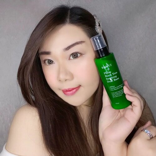 #Repost from Clozetter @Mgirl83.

Soothing toner and moisturizer in one easy step!

No more excuses to be lazy with your skincare with this @soofee_official
Phyto Birch Tree Soothing Dual Base	as you can do both toning and moisturizing in one simple step!

Has a light lotion-y texture and fresh scent, it gives an immediate soothing and cooling sensation (the mild and calming type of cooling, not the intense, minty type), i was worried i would miss the freshness a regular watery toner gives me but the cooling sensation more than makes up for it . It gets absorbed into the skin fast without any sticky nor greasy residue, yet it is able to give skin the deep hydration it needs.

Especially designed for dry, irritated skin, stressed and or tired skin, i was initially worried that it would be too rich for my oily skin - but it isn't! While drier skin types would need to apply more moisturizer afterwards (it is described as the first step in your skincare), it is already more than enough on its own for my oily skin.

Made from Birch Tree Leaf Extract from SK forest at Indeung Mountain, Chungju - Soofee make sure they use only the best raw materials by carefuly selecting and refining birch tree leaves the forest has been carrying for 40 years.

I am usually sensitive to tea tree that are commonly used in acne fighting/preventing products (they usually have this distinct, strong scent, it's probably a different type of tea tree because the scent is very different (a lot more subtle) and my skin also doesn't react negatively at all. Instead after regular usage for around 2 weeks, i notice my skin becomes clearer, healthier and calmer (less allergy flares) - i think all the claims they made (all 7 claims in the last 2 slides) i can safely stand by!

Definitely a skincare that my skin agrees with and i will continue using!

You can grab yours at my Charis Shop (Mgirl83) for a special price or type
https://bit.ly/dualbaseMindy83
To directly go to the product's page 😉.

@hicharis_official @charis_celeb @charis_indonesia 

 
#charisceleb #charis 
#hicharis #reviewwithMindy #beautefemmecommunity
#koreancosmetics #clozetteid #sbybeautyblogger #skincare #koreanskincare #soofee #PhytoBirchTreeSoothingDualBase