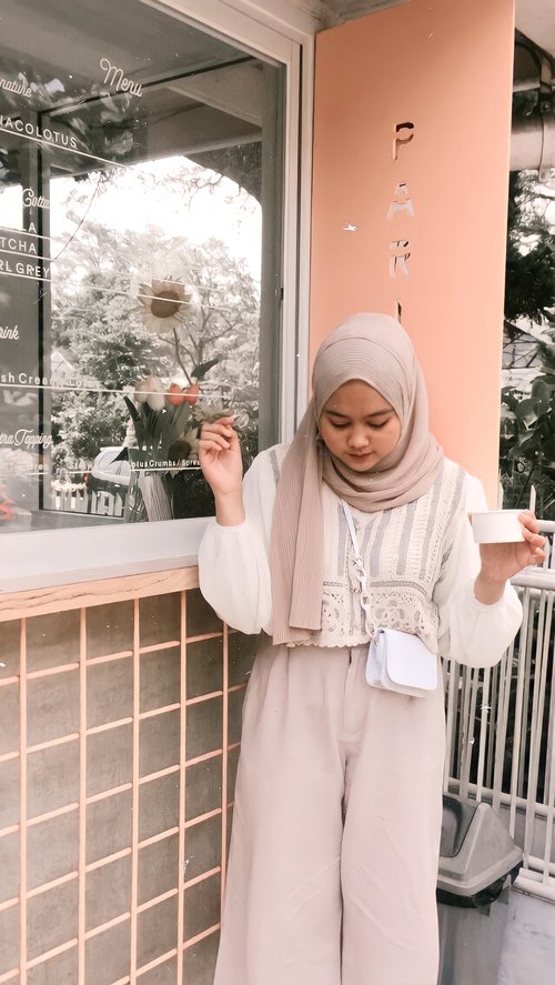 Vintage Outift Look🌼 Hijab Plisket Pashmina🌼 Korean Top🌼 Inner turtleneck🌼 Linen Cullote🌼 Tas kecil