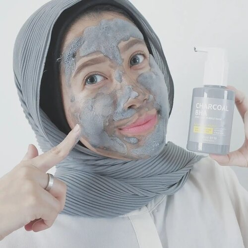 Charcoal BHA Pore Clay Bubble Mask by @somebymi.official_id @somebymi

Aku punya kulit yang kering, tapi cukup bermasalah sama pori-pori kayak whiteheads gitu. Nah, supaya pori-pori bersih aku wajib rutin seminggu sekali lah pokoknya maskeran.

Aku lagi coba Charcoal BHA Pore Clay Bubble Mask, nih! Key ingredients dari produk ini adalah clay, charcoal, dan BHA. Produk masker terbaru dari Some By Mi ini punya tekstur yang unik. Awalnya dia warna hitam pekat cair gitu kayak tinta.

Begitu diaplikasikan ke kulit dia langsung mulai 'berkarbonasi' dan berubah wujud jadi bubble yang cukup dense gitu.

Sensasinya menarik sih, kita bisa ngerasain bubblenya tuh 'sizzling' di kulit, tapi gak perih dan rasanya cuma kayak diklitikin 🤣

Busanya ini bekerja untuk deep cleansing pori-pori kita. Jadi setelah membentuk busa dia perlahan-lahan kempes dan jadi lapisan kayak clay warna hitam gitu di kulit.

Hasilnya aku ngerasa memang minyak & kotoran di permukaan kulit terhempas semua, termasuk blackhead yang visible.

Selengkapnya nanti bakal aku bahas in depth reviewnya di blog ya!

#somebymi #somebymiindonesia #reviewsomebymi #reviewsomebymicharcoalclaybubblemask #bubblemask #eksfoliasi #perawatanporipori #maskerwajah #maskercharcoal #maskerkorea