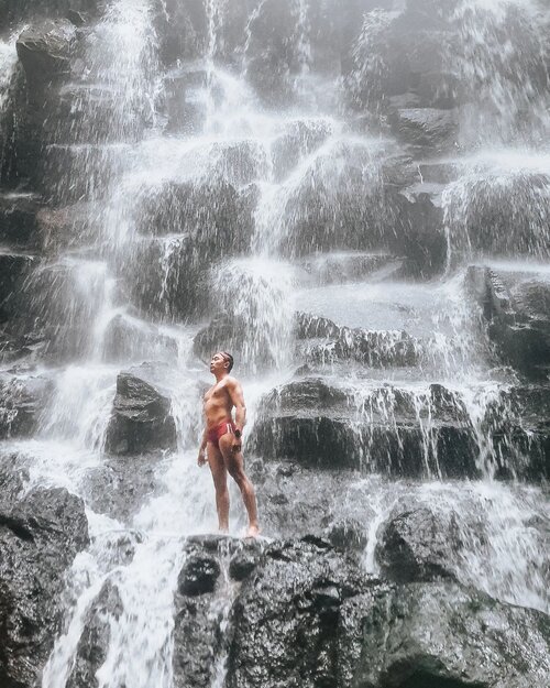 Waterfall body show up ✅️Kuncinya sayangin diri kamuWalau ditengah carut marut negativity, galau, stress, depressionsJust love your selfThen your body will love you backSeneng banget sih sama fitness progress ini.Bersyukur banget ketemu akhirnya pola makan dan latihan yang pas buat aku.Your body is a journey...😘#vajratips #workouttips #vajrahealthylifestyle #vajraworkout #healthylifestyle #olahragayuk #waterfall  #kantolampowaterfall #janganlupabahagia #balineseguy #indomuscle88  #islandlife #balilife #wildandfree #balineseguys