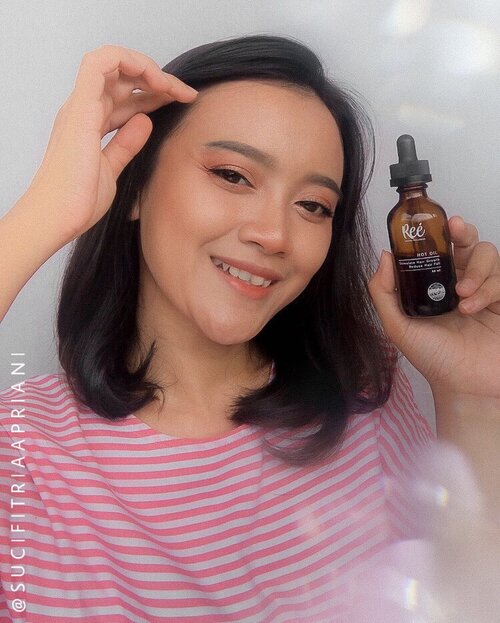 
#Repost from Clozette Ambassador @suciafitriaapriani.


Hampir botak !!!!!!
( slide for details )

Sempet stress dan takut botak karena rambut aku rontok parah..
Akhirnya aku nyobain Hot Oil dari @ree.derma ini selama hampir dua bulan terakhir..
Aku pake 3-4 kali seminggu sebelum tidur, lalu aku bilas di pagi hari..
Wanginya enak aroma kelapa tapi ga apek..
Rontoknya di aku masih, tapi muncul banyak anak rambut baru dan paling berasa di poni aku yang cepet panjang..Terus rambut jadi berasa halus banget..

Aku mau lanjutin terus pemakaiannya sampai botol pertama ini abis, kalau ada kesempatan nanti akan aku update lagi ke kalian progress selanjutnya..

#reedermawellness #hair #hairfashion #haircare #beautyblogger #hairtreatment #beauty #blogger #influencer #beautyinfluencer #fashion #style #photooftheday #clozette #clozetteid #aboxofme 
#instagood #selfcare #hairstyles