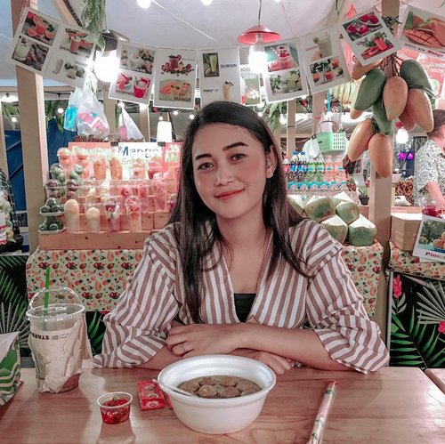 
#Repost from Clozetter @beibytalks.

Culinary time in Bangkok #throwbackthailand🇹🇭
.
.
.
.
.
.
.
#traveling #travel #kuliner #jalancantik #traveller #bangkok #thailand #visitbangkok #shorttrip #beibyjalancantik #foodiesofinstagram #foodies #instagram #instaphoto #instratravel #kulinerthailand #culinary #centralworldbangkok #beibytalks #clozetteid #beibyjalancantikkethailand #culinaryinbangkok