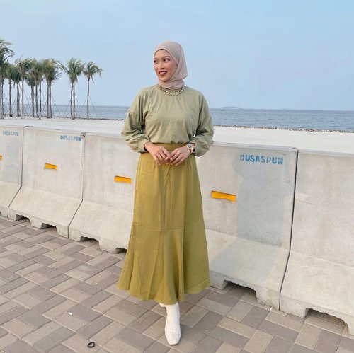 #Repost from Clozette Crew @astrityas.


Today is a bright colour kinda day✨

Wearing t-shirt & skirt from @agni___agni 💚 
-

#ootd #clozetteid #ootdindo #outfitinspiration #hijablook #hijaboutfit #hijabstyle #hijabfashion #hijabfashionstyle #ootdhijabinspiration #fashiontips #fashioninspiration