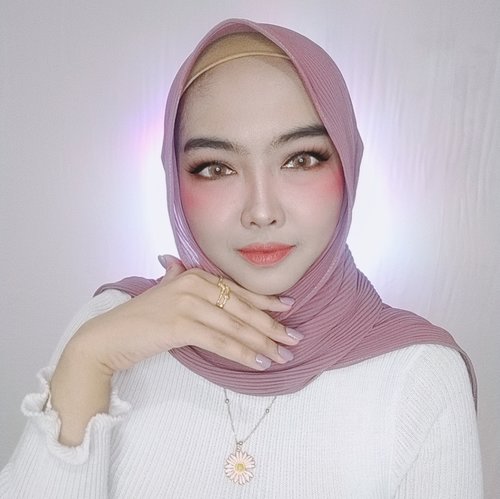 Lagi suka bgt pake hijab sm nail art warna lilac kyk gini💜 #clozzeteid