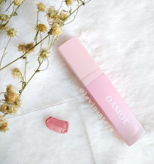 Beberapa waktu lalu aku dikirimin produk Lip Mousse dari @damoebeauty 💞
🔻
Damoe delight silky matte lip mousse ini adalah produk lokal, lip mousse ini baru keluarin 4 shade dan yang aku pakai adalah Shade 04 Cooper Rose✨
🔻
Lip mousse ini teksturnya ringan banget ga berasa kalo pakai lipcream
.☑️Long Lasting
.☑️Transfer-proof
.☑️Feel Light & Comfort on Lips
.☑️Non-Patchy & Non-Cracky Matte Finish
.☑️Soft & Silky Smooth Texture
.☑️Paraben-Free!
.☑️Halal Certified
🔻
Packagingnya juga lucu banget warnanya gradient pink gitu, dan packagingnya juga bukan dari kaca jadi aman banget kalo jatuh gatakut pecah😍
🔻
Setelah pemakaian lebih dari satu minggu aku jatuh cinta banget sama lip mousse Damoe ini😍 aku pakai sebagai base ombre lip karena bibir aku agak gelap jadi kurang pede pakai shade yang pink gitu. 

Gasabar buat cobain shade yang lainnya😍 Anyway thankyou @damoebeauty 💞✨

#reviewbylev #damoebeauty