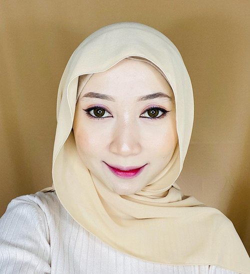 #Repost from Clozetter @intanwidyaputri. Suka banget sama make up simple2 kaya gini .. hhii.. 

#makeup #makeupideas #beauty #naturalmakeup #clozetteid #clozette
