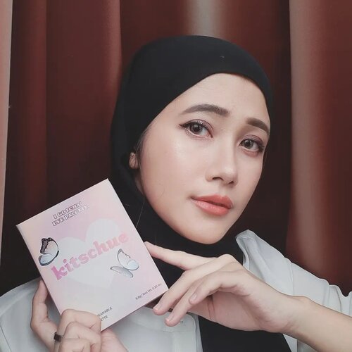 @kitschue_official I Gotcha Eye Palette✨Bosen sama warna-warna warm sekarang main cool tones! Eyeshadow dari Kitschue ini ada 9 shade yang cukup komplit, mulai dari matte, shimmery, sampai glittery.Sayangnya falloutnya cukup banyak, bisa diakalin pake eyemakeup dulu baru complexion.Gemes banget buat bikin edgy kpop idol makeup 💕 packagingnya juga cakep amat kayak buku gitu.Udah siap lah melihat kupu-kupu di kosan Park Jae Eon!Beli di sini 👇I Gotcha EYE Palettehttps://hicharis.net/annisapertiwi/1L0e#CHARIS #hicharis @hicharis_official @charis_celeb #charisceleb #vsco #kbeauty #koreanmakeup #koreanbeauty #makeupreview #eyeshadowreview #makeuplook #wakeupandmakeup #koreanmakeup #discoverunder10k #beautybloggerindonesia