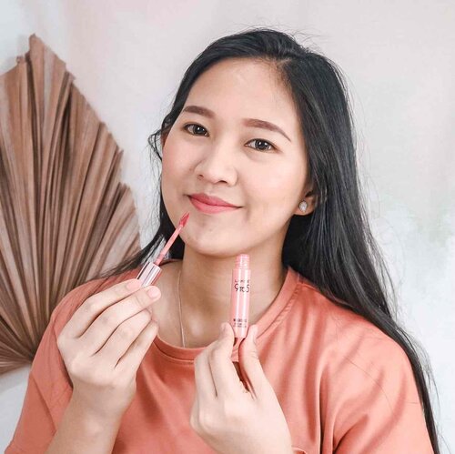 Salah satu lipstik favorite aku
Dari lakme 😍
Warnanya soft dan matte
serta formulanya g bikin bibir kering
