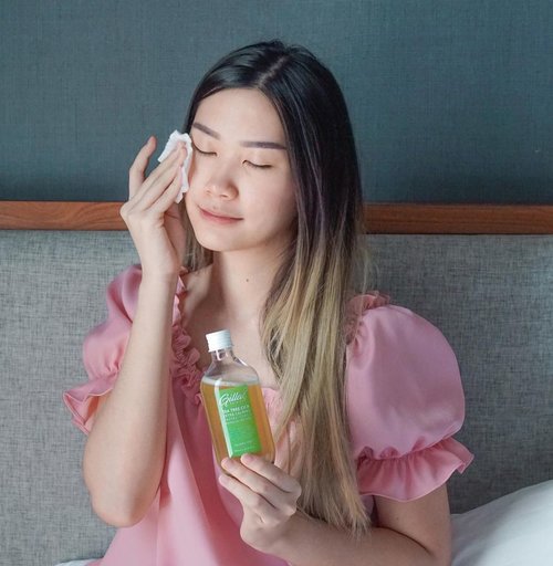 #Repost from Clozette Ambassador @Amandatorquise.

Tea tree cica toner with real tea tree leaves?! Yup it’s @gilla8.id 🌿
Focusing on skin dull, lack of moisture, and Pore - refining within our cult classic formula. 
Perfect for daily use ✅
Safe formula for all including pregnant women ✅ 
Alcohol free ✅
Cruelty Free ✅

Came in 300ml with plastic bottle, get yours! Special price 360k and will be shipped to your home. 
Click link on my bio “ Charis “

@hicharis_official @charis_celeb 
.
.
.
.
#RealTeaTree #CicaToner #CalmSkin #Purifypores #SurabayaBeautyBlogger #BloggerSurabaya #JakartaBeautyBlogger #Clozetteid #WorkWithTorquise