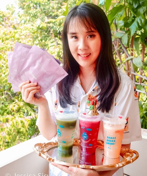 JUS BIKIN GLOWING ✔
Udah mau tahun baru siapa yg mau mukanya makin glowing? Lgsg aja cobain juice @fiber_shake dan glowing sheet mask dari @jacquelle_official
Christmas hampers dari mereka ini worth it bgt apalagi buat kalian yg mau kulitnya makin glowing!
Juicenya ada 3 di paketku:
• LANCAR (green) :spinach, pineapple, mango, and lemon. Juicenya berserat dan ada rasa asem seger dari buahnya.
• LANGSING (pink) :dragon fruit,  lemon, pineapple. Seger dan favoritku nih! Enak bgt!
• GLOWING (yellow): soursop, guava, peach, lemon. Dominan rasa guava dna manis dari soursop. So fresh!
Minum jus aja ga cukup, harus pake masker juga nih. Sheet mask nya max dipake 3x seminggu ya. Sheetnya tipis dna daya serapnya cepet! Must try guys!
#jusbuah #glowingmask #sheetmask #fibershake #jacquelle