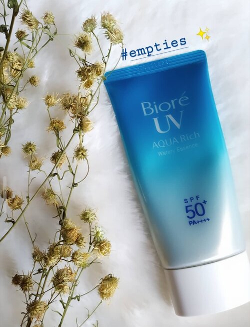 My #empties product.
Kali ini empties product aku adalah Biore UV Aqua Rich😍 gak nyangka ternyata ini adalah botol ke 4 aku😍 
Teksturnya watery dan cepet menyerap pas di apply, dan ringngan banget berasa gak pakai apa-apa. Yang paling penting SPF 50+ PA+++ 
Point utamanya gak ninggalin whitecast di wajah