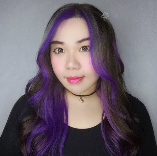 #Repost from Clozetter @mgirl83. Purple and Silver Frame Face Highlight by @anasun_beauty .

It's been a long while since i had fun hair colors (not one to be scared of loud and bright colors, i think they are super fun!) and to be honest i was more worried about the highlighting technique (because it's new, a bit too modern for this ancient being. I was wondering if this aging millenial can pull off such a Gen Y hair style) but as always, i ended up loving the result and felt lika a fabulous unicorn 🦄🦄🦄 .

Buat yang nyari rekomendasi salon yang bagus, especially di Surabaya Timur -  check out Anasun! 

ANASUN BEAUTY HOUSE
Ruko San Antonio No. N1 161, Kalisari, Kec. Mulyorejo, Kota SBY, Jawa Timur 60162
☎️ (031)59171285
WA : 081259093333

Mau perawatan (fave aku their hair detox, very recommended!) atau mau coloring, perming, dll hasilnya selalu oke dan mereka care sama keadaan rambut kita so they will check and give you realistic view on if our dream hair is attainable without damaging it. 

Went through 3 cycle of bleaching into a platinum blonde for the highlights, but they made sure my hair's strong enough to go through it so you don't have to worry! Boleh contact mereka juga untuk nanya-nanya dan konsultasi dulu 😉, it's always better to make appointments before to avoid overbooked/not getting any seats anyway! Oya di sini ada @menail.salon juga jadi bisa get your nails done/treated while you do your hair too!

Now excuse me, i wanna go and enjoy being 🧜‍♀️🦄 !

#reviewwithMindy #framefacehighlights #anasun #anasunbeautyhouse#salonsurabaya #rekomendasisalonsurabaya #SbyBeautyBlogger #BeauteFemmeCommunity #clozetteid #socobeautynetwork #startwithsbn#haircolor #purplehair #purpleandsilverhair