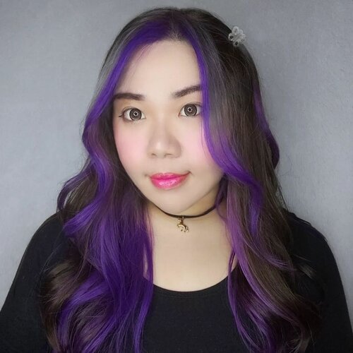 #Repost from Clozetter @mgirl83. Purple and Silver Frame Face Highlight by @anasun_beauty .

It's been a long while since i had fun hair colors (not one to be scared of loud and bright colors, i think they are super fun!) and to be honest i was more worried about the highlighting technique (because it's new, a bit too modern for this ancient being. I was wondering if this aging millenial can pull off such a Gen Y hair style) but as always, i ended up loving the result and felt lika a fabulous unicorn 🦄🦄🦄 .

Buat yang nyari rekomendasi salon yang bagus, especially di Surabaya Timur -  check out Anasun! 

ANASUN BEAUTY HOUSE
Ruko San Antonio No. N1 161, Kalisari, Kec. Mulyorejo, Kota SBY, Jawa Timur 60162
☎️ (031)59171285
WA : 081259093333

Mau perawatan (fave aku their hair detox, very recommended!) atau mau coloring, perming, dll hasilnya selalu oke dan mereka care sama keadaan rambut kita so they will check and give you realistic view on if our dream hair is attainable without damaging it. 

Went through 3 cycle of bleaching into a platinum blonde for the highlights, but they made sure my hair's strong enough to go through it so you don't have to worry! Boleh contact mereka juga untuk nanya-nanya dan konsultasi dulu 😉, it's always better to make appointments before to avoid overbooked/not getting any seats anyway! Oya di sini ada @menail.salon juga jadi bisa get your nails done/treated while you do your hair too!

Now excuse me, i wanna go and enjoy being 🧜‍♀️🦄 !

#reviewwithMindy #framefacehighlights #anasun #anasunbeautyhouse#salonsurabaya #rekomendasisalonsurabaya #SbyBeautyBlogger #BeauteFemmeCommunity #clozetteid #socobeautynetwork #startwithsbn#haircolor #purplehair #purpleandsilverhair