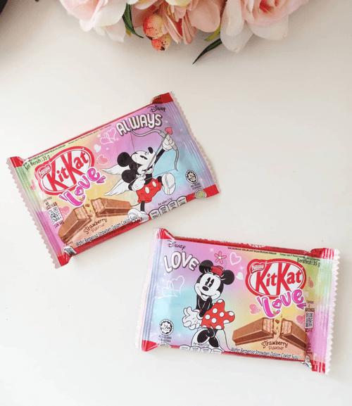 Menyambut Valentine bulan Februari nanti, Kit Kat mengeluarkan kemasan lucu dan menggemaskan dengan gambar Mickey dan Minnie Mouse. Varian  dengan rasa Strawberry ini bisa ditemukan salah satunya di minimarket terdekat 😘