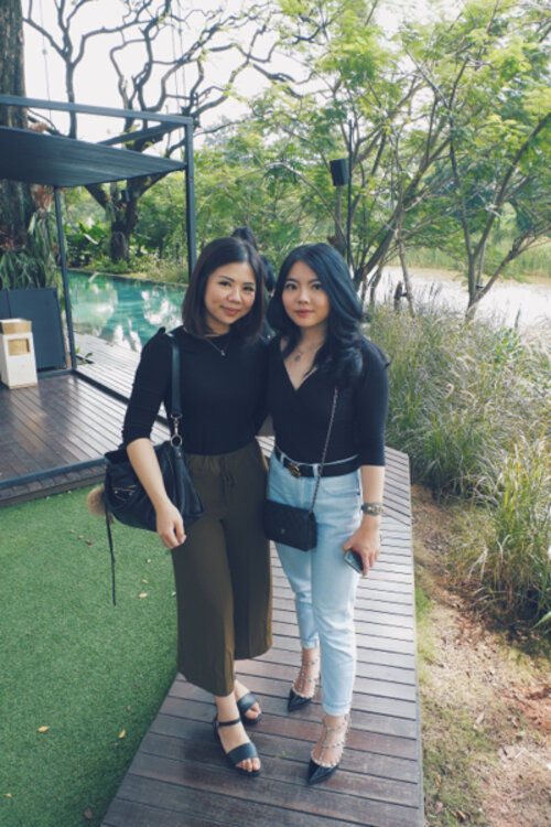 Throwback when i took ootd pict with my dearest best friend 😍🖤 

#clozetteid #asian #girld #fashion #ootd #ootdindo #ootdindokece #gucci #valentino #chanel #balenciaga #pullnbear #lookbookindonesia #corkandscrew