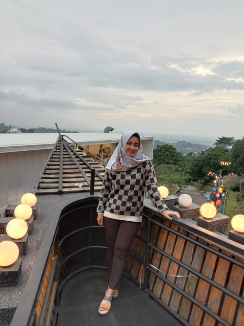 Salah 1 tempat seru yg ada di kota Bandung.. ini didaerah Punclut.
Disini kita bs wisata photo dan kuliner sambil menikmati pemandangan yg menakjubkan begini..