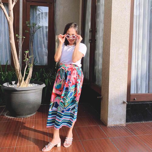 "The way you dress is how you greet the sun and other stars." #ootd #clzetteid
Skirt: Marks&Spancer
Shoes: eliev.id 