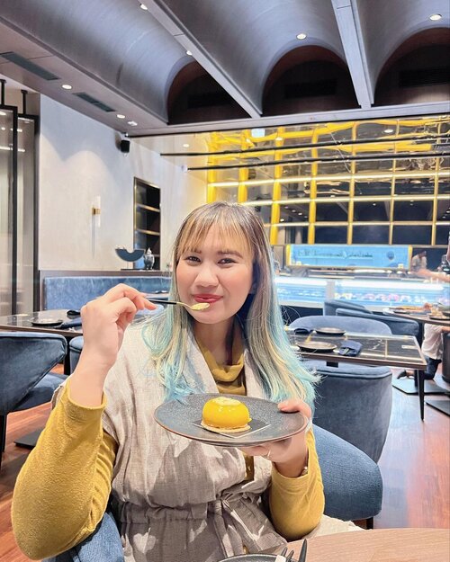 #Repost from Clozetter @dheasuryawan.
They call it mellow yellow @crio_jkt 🟡
Tempat hangout baru kalau bosan ke Mall, tempatnya cantik banget kalau siang buat foto tapi kalau malam berasa intimate banget buat dinner^^
Cake sama chocolate nya ngga ada yang failed 😌
.
#timetravel #instafood #happiness #worklifebalance #neverstopplaying #dearbeautylove #clozetteid #loveyourself #speakyourself #neverafraid #changedestiny #daretobedifferent #ajourneytowonderland #appleofmyeye #withgalaxy #july #2022