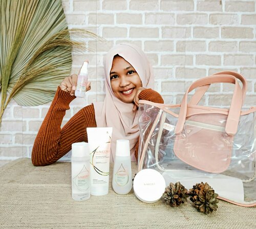 Assalamualaikum everibadeeeeeh..
Happy Freeyay 💃

Seneng banget nih dapet hampers cantik dari @clozetteid

Ada beberapa produk @nameeraid di dalamnya:
▪ Nameera Purely Bright Micellar Water
▪ Nameera So Pure & Radiant Hydrating Gel Cleanser
▪ Nameera Hydrating Glow Essence Water
▪ Nameera Purifying Glow Perfecting Mist 
▪ Nameera Aquatic Botanical Naturally Luminous BB Cushion SFP 15 PA++ 

Selain kelima produk ini Nameera juga punya produk skincare & makeup lainnya, kalian bisa langsung cek ke IG nya , untuk produk²nya bisa didapatkan di official store Nameera loh😍

Mau juga dapet hampers dari Clozette ? Yuk langsung aja gabung premium di Clozette. Banyak giveaway yang bisa kalian ikutin loh..

@nameeraid
@clozetteid
#nameeraXclozetteidreview #nameera #clozetteidreview #clozetteid #skincareroutine #skinhealth #beautycare #glowingskin