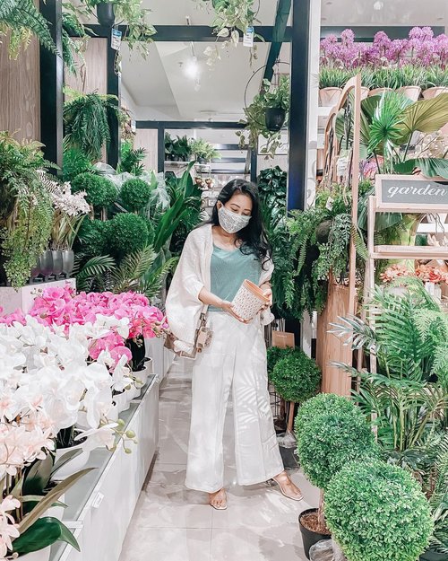 #Repost from Clozetter @2thousandthings.


Me & my never ending quest to find pretty pots and planters 🪴🤗⁣
⁣
⁣
⁣
⁣
⁣
⁣
⁣
⁣
⁣
⁣
⁣
⁣
.⁣
⁣
#simplestyle #lookdujour #currentlywearing #ykwears #blacknwhiteoutfit #petitestyle #clozetteid #aboutalook⁣
#stylediaries #ootdasia #sheisnotlost #myplantjourney #forahappymoment