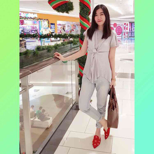 OOTD natal kemarin pilih yang kalem bae aja tapi tetep ada sentuhan christmas nya di statement shoes soalnya pas christmas eve uda cukup “festive” look 😂 Oh iya blouse yang super chic & simple ini dari @lapao.id! Bahannya super nyaman banget, super stretch jadi cocok dipake buat any type of body sizes. Pas banget loh kemarin tuh cuaca Jakarta lagi teramat sangat cerah (kayak masa depan gue cuy 😂🙏🏻) dan blouse ini bener2 nolong banget adem gak ketolongan no play play 😂 Thank you yah! 

And btw once again, Merry Christmas everyone! 🎄⛄️

#ootd #clozetteid #ads