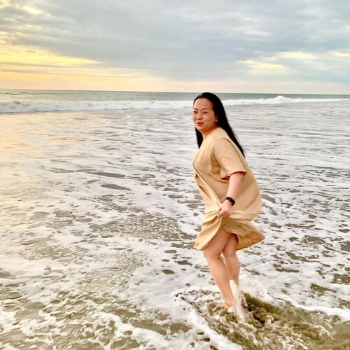 #Repost from Clozette Ambassador @fanny_blackrose.

Let the warm glow of the setting sun kiss life’s hurt away. 
•
•
•
#momentsofmine #beachlife #happy #happyisdecision #livingmybeachlife #livingmybestlife #clozette #clozetteid #momlife #workingmomlife #blessed #thankful #grateful #survivor #idontplaniplay #idontplanipray