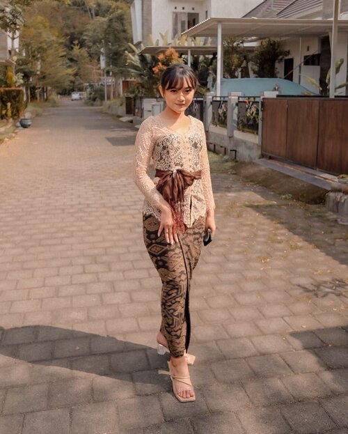 
#Repost from Clozette Ambassador @sucifitriaapriani.

Cantik banget Ya Allah...
Kebayanya !!!!!
Ngerasa lebih anggun tiap pake kebaya...Ada yang sama ga..?
-
#kamiskebaya #kebaya #kebayamodern #ootd #ootdfashion #ootdindo #ootdinspiration #ootdstyle #ootdkondangan #fashion #traditional #style #lookbook #lookbookindonesia #hometownchachacha #hongbanjang #kimseonho #photooftheday #lifestyle #supportlocal #bali #bridesmaids #clozette #clozetteid