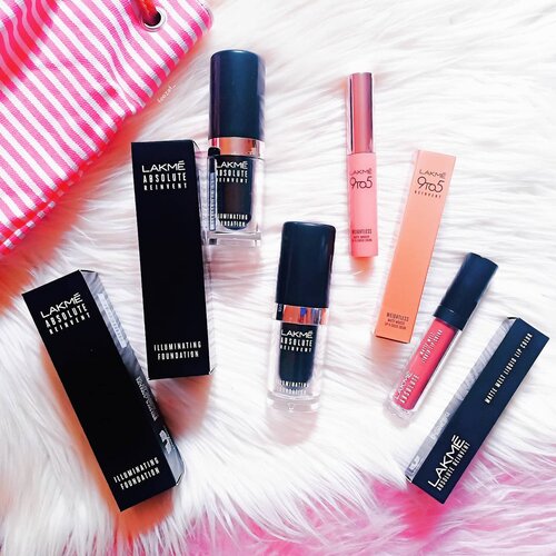 Hi dears, aku mau share ke kalian produk² dari @lakmemakeup yang lagi aku coba beberapa waktu ini, yaitu :

🌼 Lakme 9to5 Reinvent Weightless Matte Mouse Lip & Cheek Color (Blush Velvet)
Formulasinya ringan banget banget untuk dijadikan lipcream dan juga blush on, blendable, matte nya juga ga bikin crack. 

🌼 Lakme Absolute Reinvent Matte Melt Liquid Lip Color (07 Mild Mauve)
Cinta banget sama formulasinya lipmatte ini gengs, hampir mirip sama lip & cheek tapi ini matte tapi ga bikin kering, coverage nya jangan ditanya lagi karena oke banget, ga perlu berlayer-laye ud pigmented. 

🌼 Lakme Absolute Reinvent Illuminating Foundation (Shade 03 & 04)
Aaaaa sama foundie ini yang paling aku cinta karena dapet dua warna warm undertone yang pas sama kulit wajah aku, foundie nya water based gitu, coverage nya medium dan suka banget dengan hasil nya yang silky dewy finish, keliatan jadi lebih flawless dan sehat, ga bikin crack.

Soon insyaAllah aku bakalan review ini satu persatu di blog atau di channel youtube aku buat swatch langsung di wajah dan bibir. Super happy banget bisa coba produk-produk kece nya @lakmemakeup 🥰

#minireview #lakmeid @clozetteid #clozette #lakmeindonesia #lakmeabsolutereinvent #lakme9to5 #lakmelipandcheek