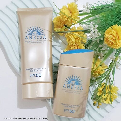 #Repost from Clozetter @wind1403. Kayaknya kalau ngomongin soal sunscreen tuh ga ada abisnya ya. Nah kali ini aku mau ngebahas salah satu sunscreen buatan Jepang yang banyak dibahas sama orang-orang. Yes, Anessa. Anessa tuh udah bertahun-tahun jadi sunscreen No. 1 di Jepang.

Yang bikin aku happy tuh, mereka tuh ada size gedenya, maklum ya sunscreen tuh the most important one in skincare steps yang kudu diulang pemakaiannya setiap 3-4 jam sekali, jadi kalau cuma ukuran 30ml bakal cepet abis joy.

Anessa Perfect UV Sunscreen Skincare ini terdiri dari 2 pilihan tekstur, gel atau milk, keduanya dilengkapi dengan teknologi Anessa Thermo Booster yang membuat perlindungan dari sinar UV semakin kuat saat terkena panas, selain itu juga teknologi Anessa Aqua Booster EX membuat perlindungannya semakin tinggi karena menyatu dengan keringat atau air.

Namun begitu sunscreen ini dapat dibersihkan dengan mudah menggunakan sabun atau daily cleanser kok.

Karena waterproof, Anessa Perfect UV Sunscreen Skincare Milk dapat digunakan untuk aktivitas di pantai, kolam renang, olahraga, dan kegiatan outdoor. Selain itu produk ini colorant-free, non-comedogenic, dan dermatologist-tested, jadi nggak ada alesan buat males pakai sunscreen yaa, jangan lupa reapply setiap 3-4 jam sekali. 

Seperti biasa, review lengkap bisa cek di blogpost terbaru aku ya di link hidup di bio.

@anessaindonesia @clozetteid #SUNstainable #clozetteid #clozetteIDReview #ANESSA #ANESSAIndonesia #ANESSASunscreen #YourDailyUVCare #ByeUVAging #discoverunder10k