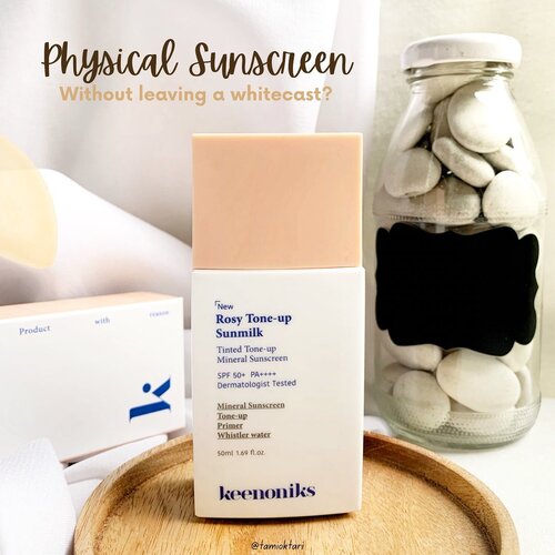 #Repost from Clozetter @oktaritami.

🌝 Physical Sunscreen Tapi Ga Whitecast?
.
Yaaass, kalian bisa nemuin itu di @keenoniks Rosy Tone-up Sunmilk SPF 50+PA++++. Biasanya physical sunscreen identik dengan whitecast makanya kadang banyak orang lebih milih chemical sunscreen. Tapi untuk sunscreen asal Korea ini justru ga ada whitecast
.
Akupun memang dari dulu klop nya sama sunscreen jenis physical karena selain kulitku sensitif, aku juga lagi hamil (tipe physical lebih rendah iritasi)
.
Teksturnya creamy berwarna peachy. Awalnya agak berasa abu di wajah tapi lama kelamaan jadi nyesuain sama warna kulit dan keliatan lebih cerah karena ada efek tone up. Oya karena teksturnya thick, membaurkannya harus sabar ya
.
Produk ini udah tersedia di @hicharis_official dan berlaku local shipping (dikirim dari Indonesia, bukan Korea). Harga diskon bisa didapat melalui link dibawah ini 👇🏻
.
Rosy Tone-up Sunmilk
http://hicharis.net/tamioktari/1EBA

@charis_indonesia @charis_celeb #CHARIS #hicharis #keenoniks #kbeauty #physicalsunscreen #koreanskincare #koreansunscreen #ClozetteID