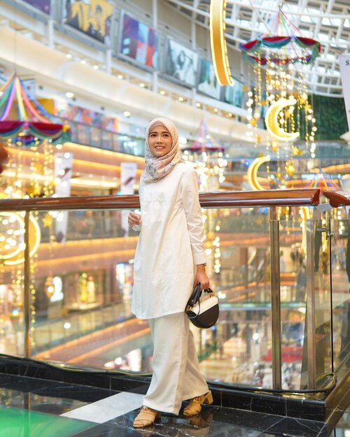 #Repost from Clozette Ambassador @dairykania. The best and most beautiful things in the world cannot be seen or even touched — they must be felt with the heart.
.
Have a nice monday!
.
#clozetteid #ootd #lifestyle #fashion #fashionstyle #fashionhijab