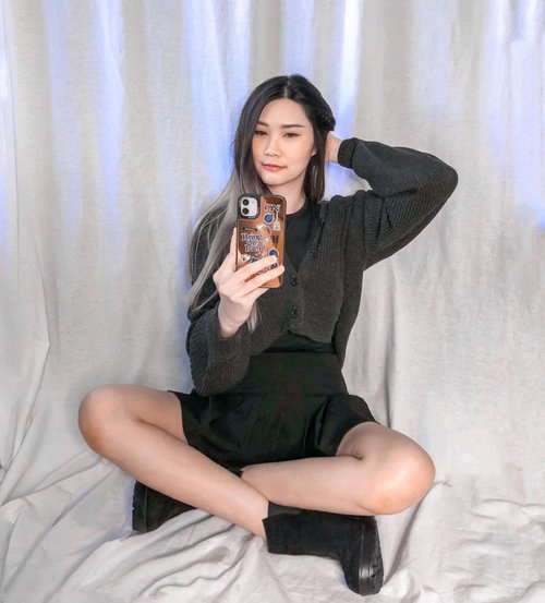 Long time no mirror selfie 🤳
Spotted my new BTS “Bring The Pain” Phone Case with customize my name on it ✨
Swipe to closer look! 
Got mine from @casetagram.id Grab yours 😉
Pake kode: Amanda30  buat free ongkir !!! 
.
.
.
.
#BloggerSurabaya #BTSarmy #Casetagram #SurabayaBeautyBlogger #WorkWithTorquise #Clozetteid