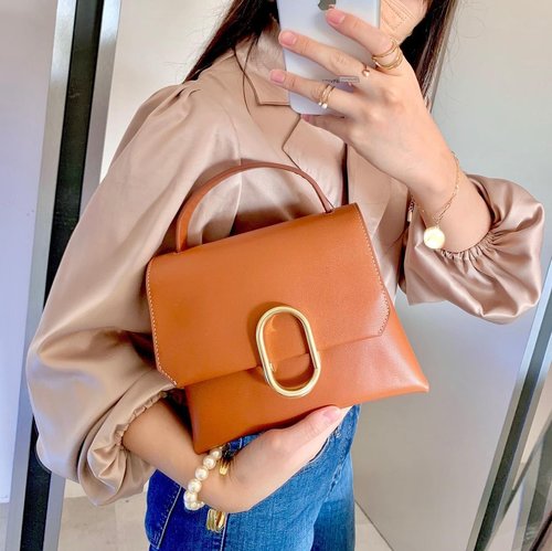 #Repost from Clozetter @chelsheaflo.

On Thursday, choose something chic, just like this Phillip Lim satchel 💼.

#Stylingideas #mirrorselfie #fashionbloggerindonesia #fashionblogger #ClozetteID